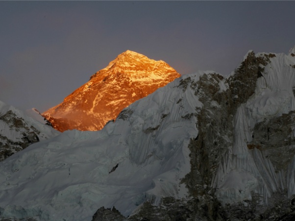 Everest’te helikopter uçuşları korku yaratıyor