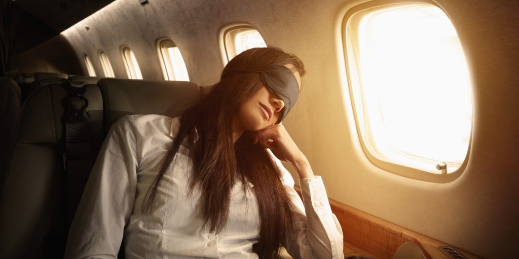 Uçakta uyumanın püf noktaları