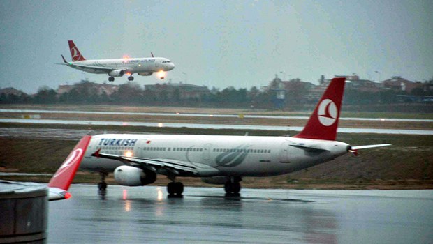 Atatürk Havalimanında Yağmur Uçuşlara Engel Oldu!
